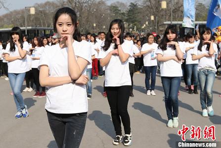 给学生戴小蜜蜂的女老师道歉